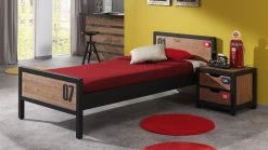 Bed Daan Met Nachtkast